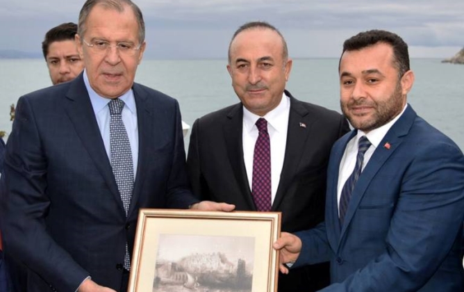 Başkan Yücel Lavrov'a tablo hediye etti