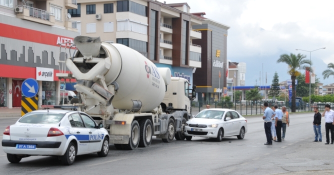 Beton mikseri ile otomobil çarpıştı 