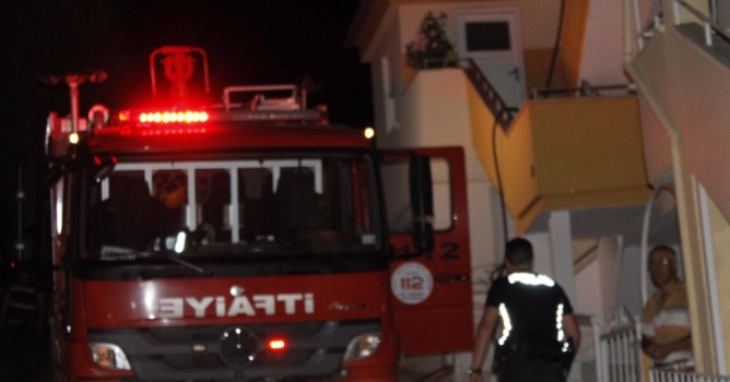 Buzdolabı patlayan evde yangın paniği 