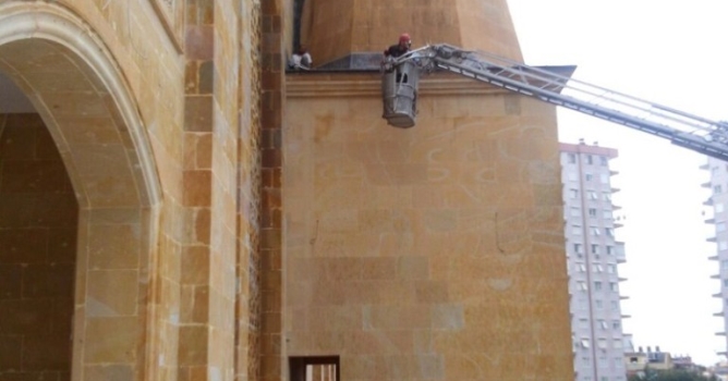 Cami hırsızı kaidede mahsur kaldı