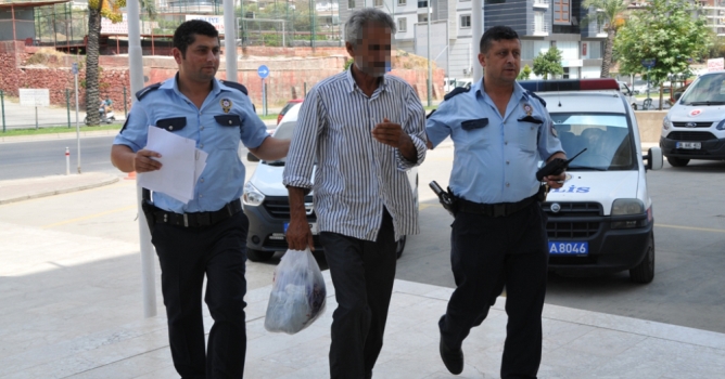 Camide uyudu cep telefonu çalındı