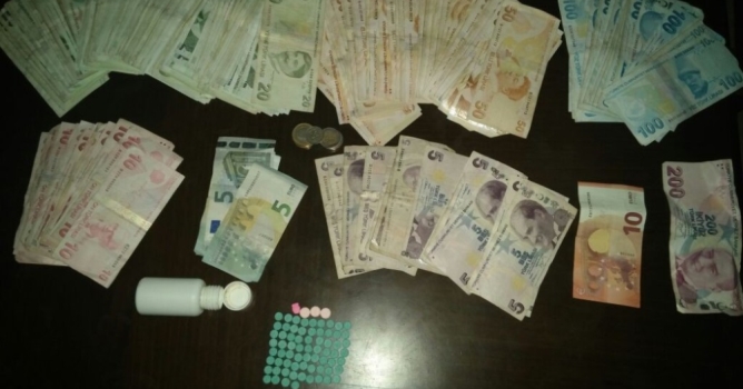 Çantasından uyuşturucu ve para çıktı
