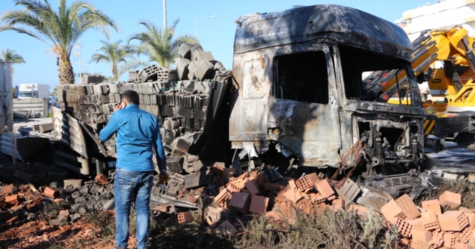 Çarpışan TIR alev aldı 