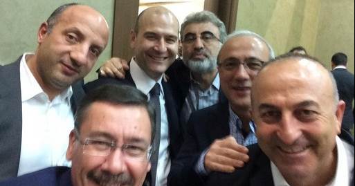Çavuşoğlu'ndan Zafer Selfiesi 