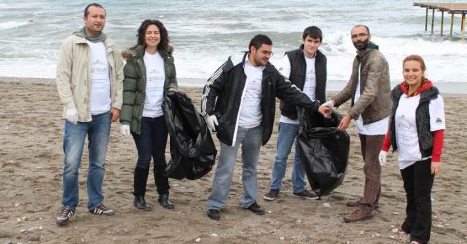 Çevre gönüllüleri Akdeniz'i temizliyor