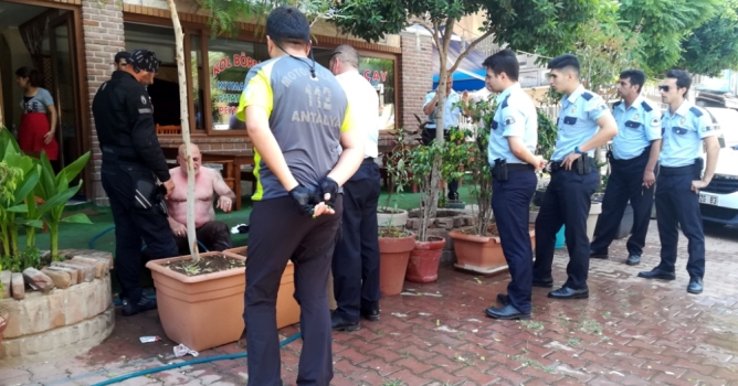 Cezasına sinirlenip kendini yakmak istedi