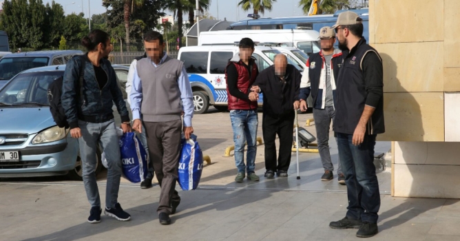 DAEŞ şüphelisi bastonla geldi