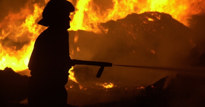 Dere yatağına bırakılan atıklar yangın çıkardı