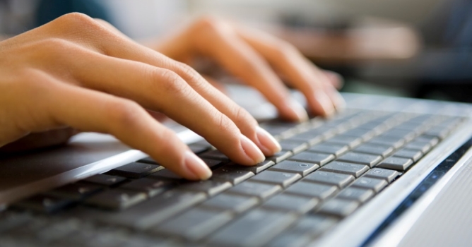 Devlet büyüklerine hakaretten gözaltına alındı