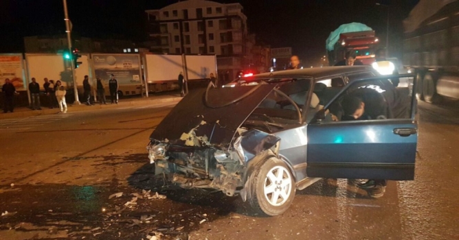 Düğüne ve cenazeye giden araçlar çarpıştı 