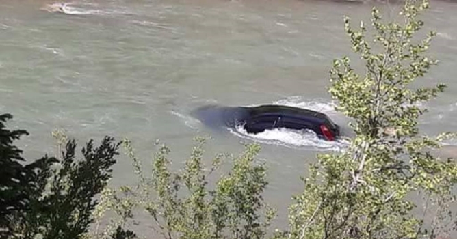 El freni çekilmeyen otomobil çaya uçtu