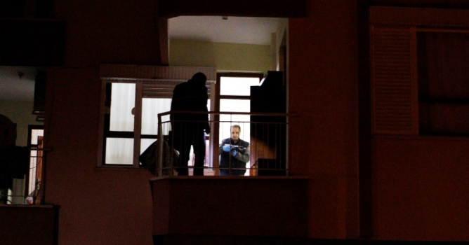 El yapımı patlayıcı balkonda patladı