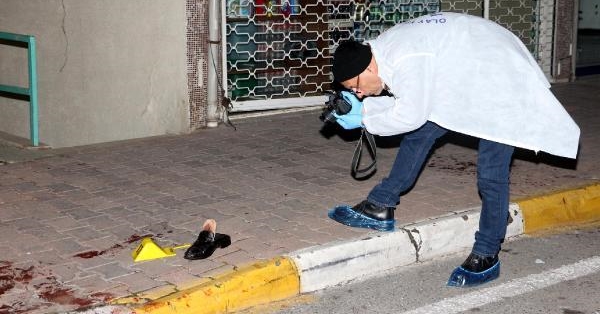 Emekli muhasebeci evinde bıçaklandı