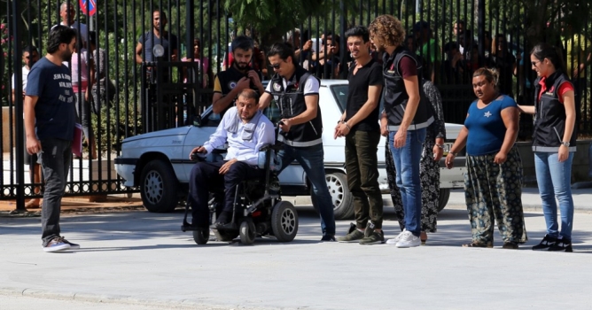 Engelli aracından çıkanlar şaşırttı 