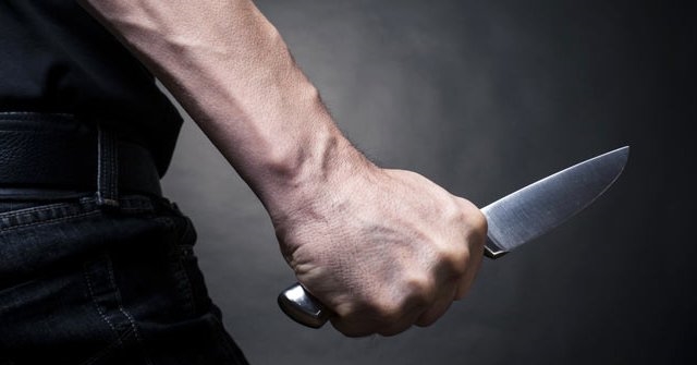 Eşini ve Engel Olmak İsteyen Taksiciyi Bıçakladı