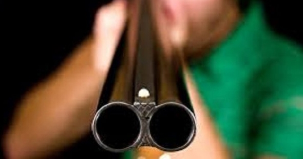 Ev sahibi, kiracısını tüfekle yaraladı