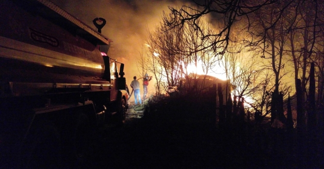 Ev yanarak kül oldu