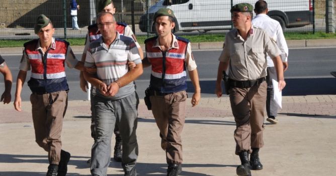 Eve haciz getirten oğlunu bıçakladı!