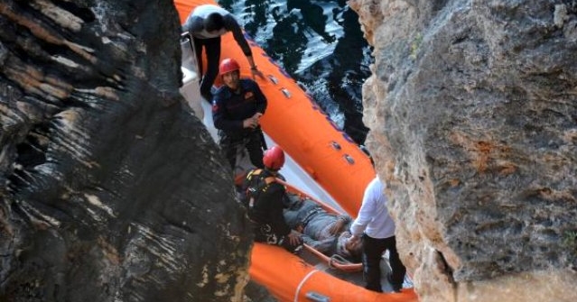 Falezlerde Gezen 3 Genç Düştü