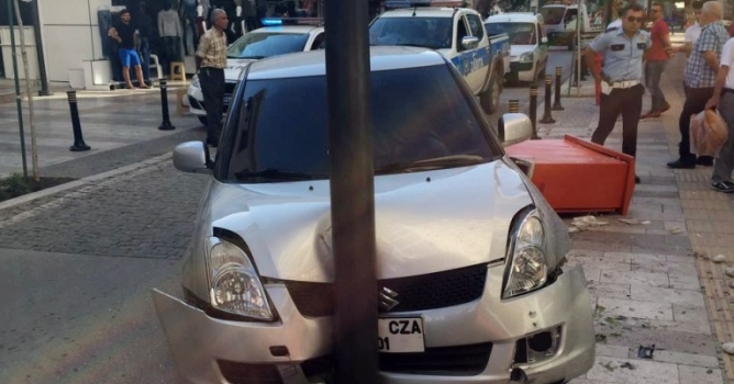 Fren yerine gaza bastı 