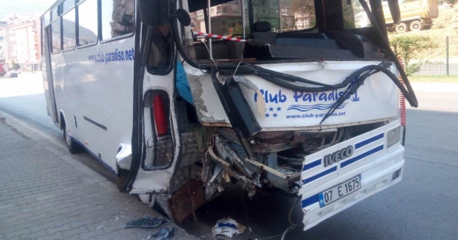 Freni patlayan minibüs dehşet saçtı 