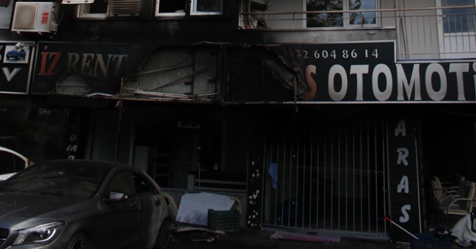 Galerideki 3 otomobil kundaklandı 