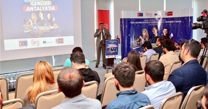 Gençler, yazılı basının geleceğini Antalya'da konuştu