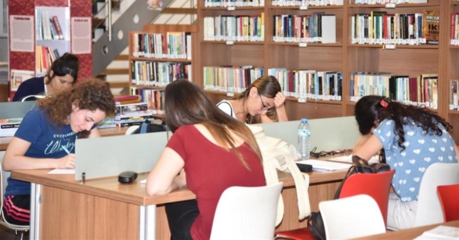 Gençler sınavlara kütüphanede hazırlanıyor