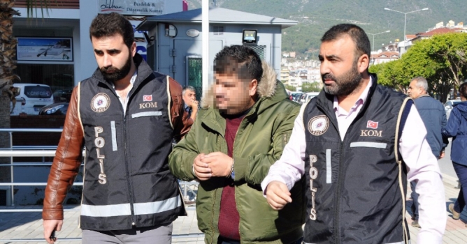 Göçmen kaçakçısı yakayı ele verdi!