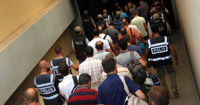 Gözaltına alınan 22 polis adliyede