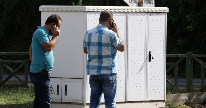 Gübre çuvalıyla dolaşan biri kadın iki kişi aranıyor