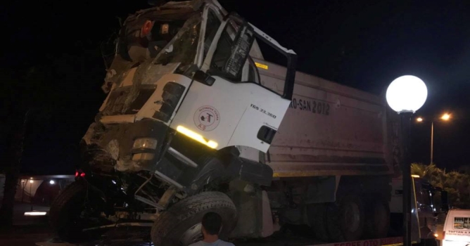 Hafriyat kamyonu uçurumdan uçtu