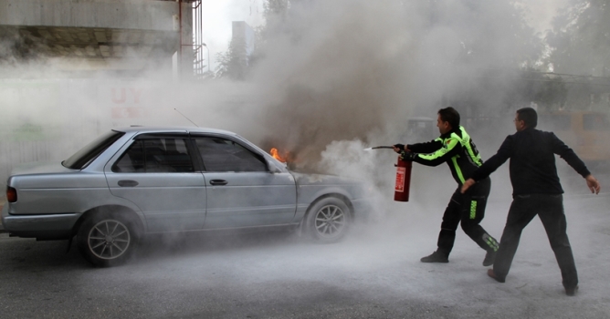 Hareket halindeki otomobil alev alev yandı