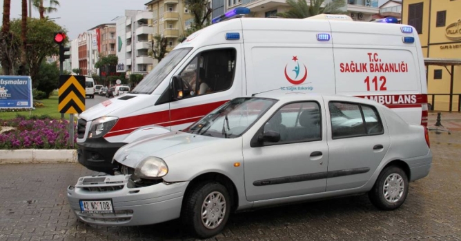Hasta almaya giden ambulans kaza yaptı