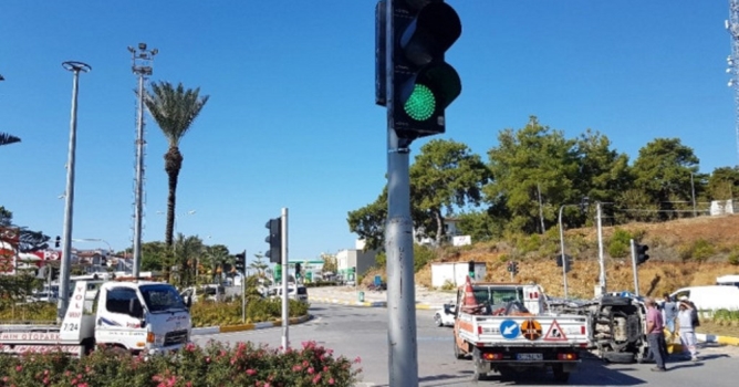 Her yöne yeşil yanınca araçlar birbirine girdi