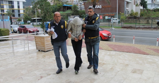 Hırsızlar adliyede 