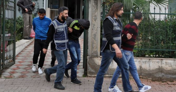 Hırsızlık zanlıları polise yakalandı