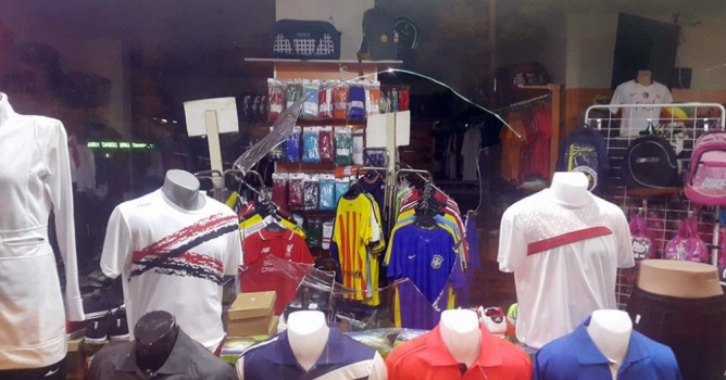 Hollandalı turist 2 işyerinin camını kırdı