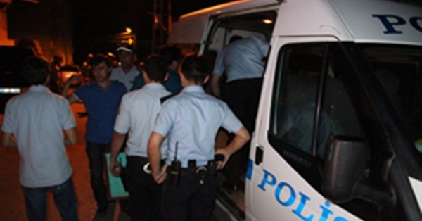 Horozları dövüşten sivil polis kurtardı!