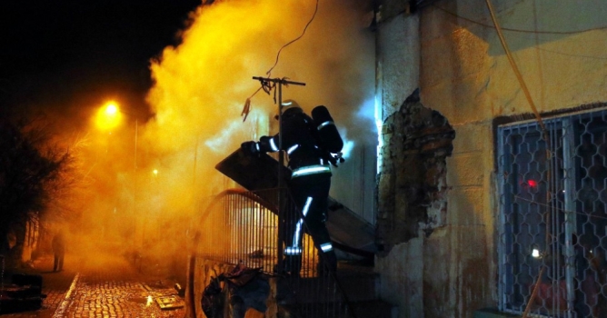 İki katlı evi kül etti 