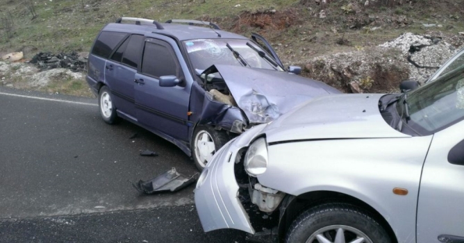 İki otomobil çarpıştı: 1 ağır 10 yaralı