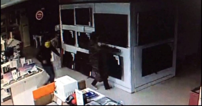 İki televizyonu çalıp kaçtılar