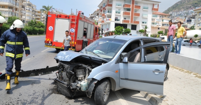 Kadın sürücü kazayı ucuz atlattı