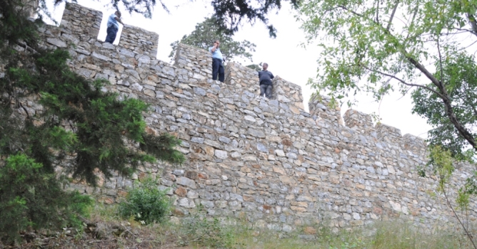 Kale surlarından düşen genç kız ağır yaralandı