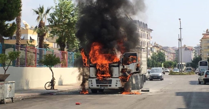 Kamyon alev alev yandı
