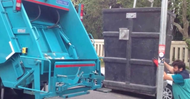 Kamyon ile konteyner arasında kalan işçi öldü