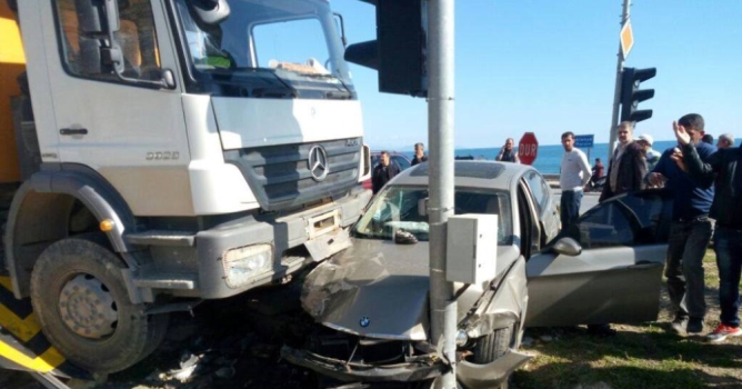 Kamyon ile otomobil birbirine girdi