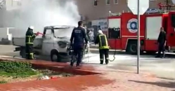 Kamyonet alev alev yandı