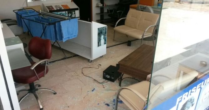 Kapısını parçalayıp dükkânı soydular