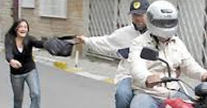 Kapkaççı kaza yapınca yakalandı 